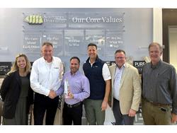 Schönox Presents Two Smooth Performer Awards